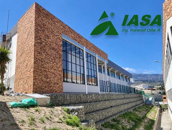 Colegio y polideportivo